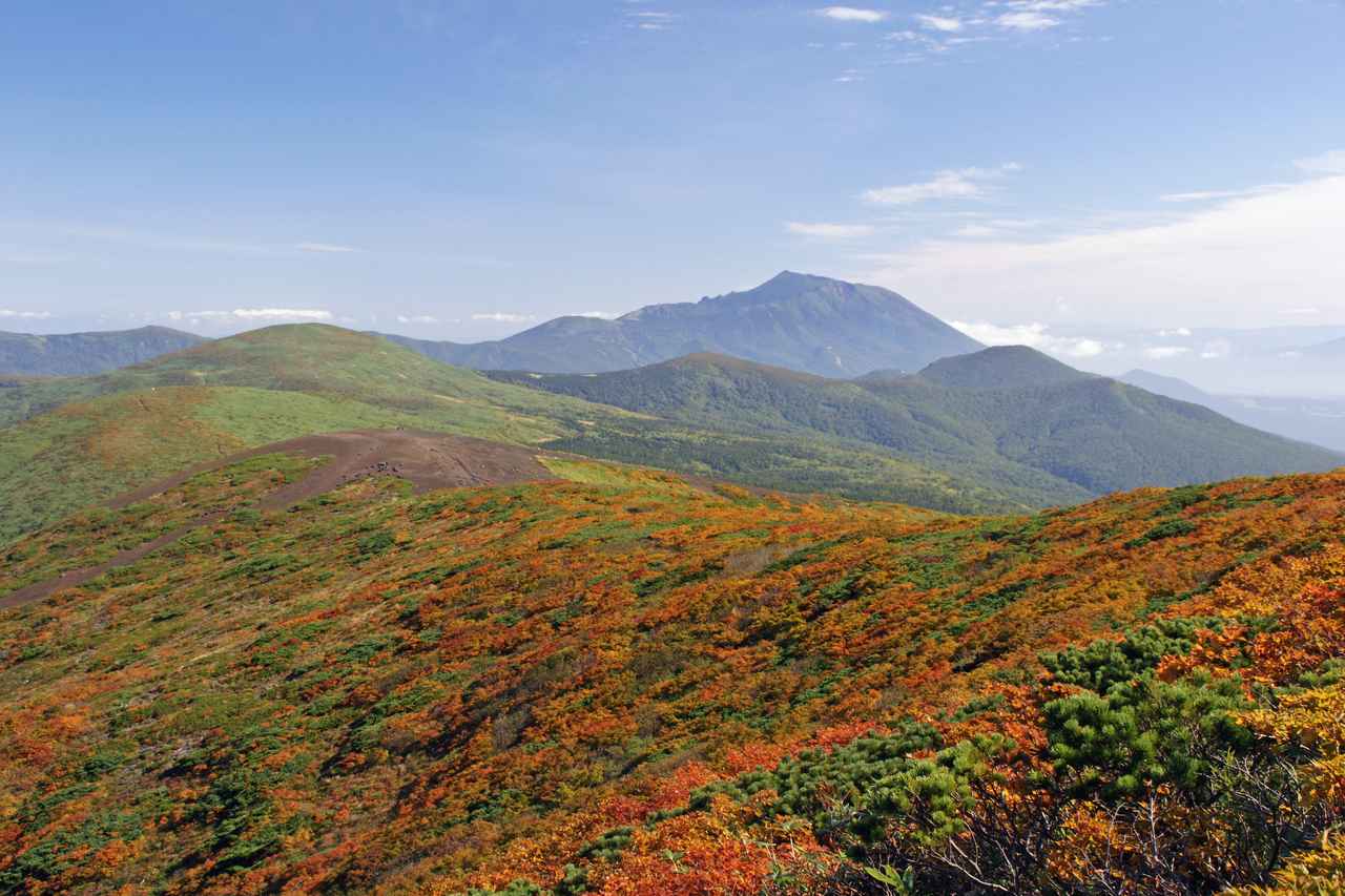 画像: 秋田駒ヶ岳から岩手山を望む