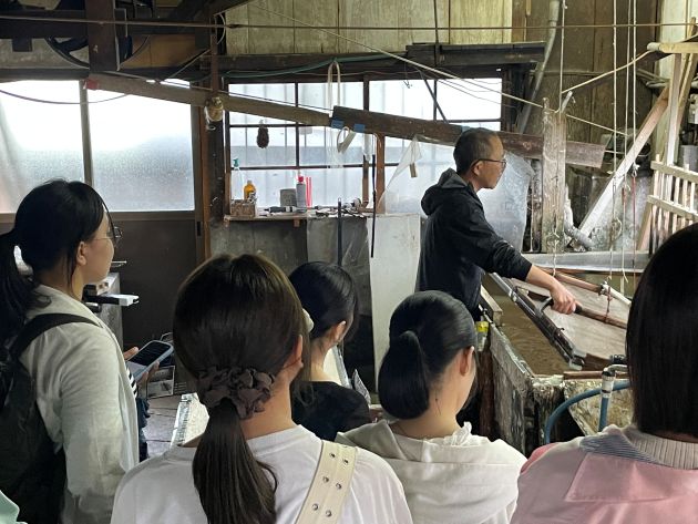 画像: 和紙漉きの見学（スタッフ撮影）