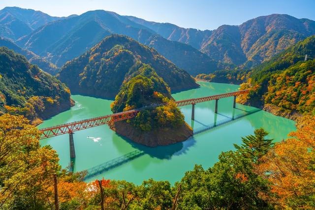 秋・紅葉の時期だからこそ出会える絶景へ。錦秋を訪ねるあるき旅
