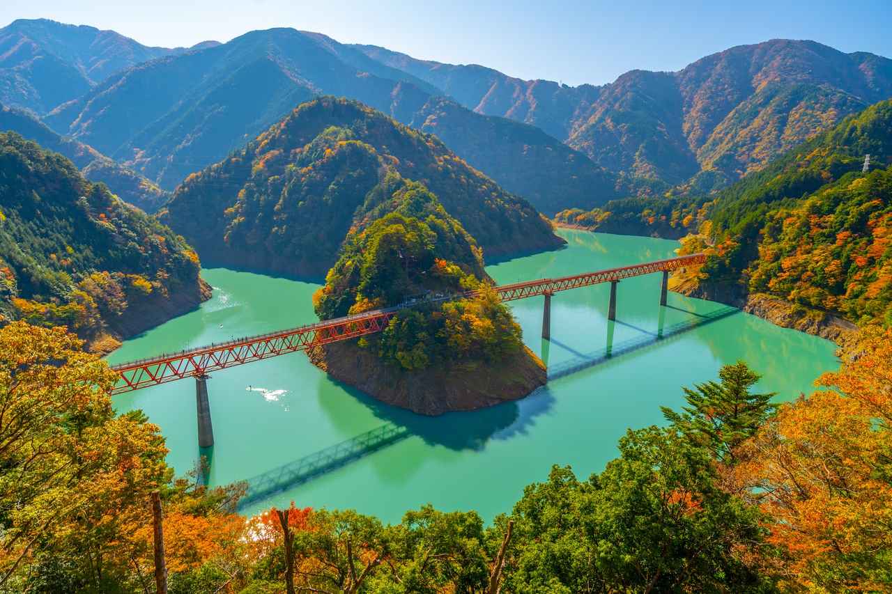 画像: 接岨峡・奥大井湖上駅（イメージ/紅葉の見頃：例年10月下旬～11月下旬）