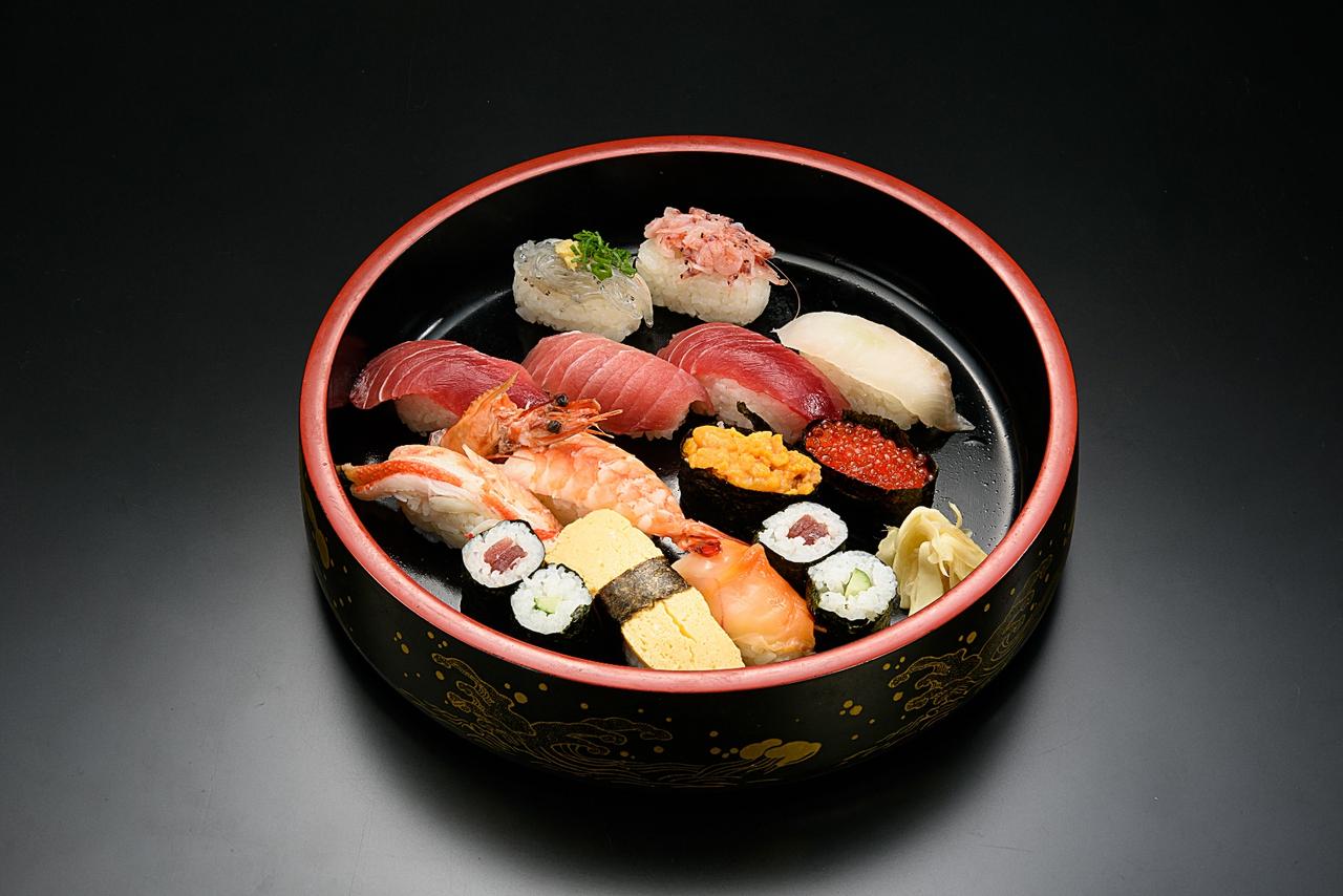 画像: 旅のごはん：お寿司の夕食（イメージ） ※仕入れ状況等により内容は異なる場合があります
