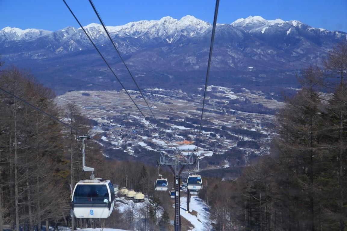 画像: 麓からゴンドラで一気に標高1780mまで駆け上がり、ゴンドラ山頂駅から絶景ポイントを巡りながら、入笠湿原を歩きます。空気が澄んでいて眺望もよく、夏山とはひと味違う感動の歩き体験をできます！是非一度は雪山の壮大な景色を見ながらふわふわの雪の上をあるいてみませんか？