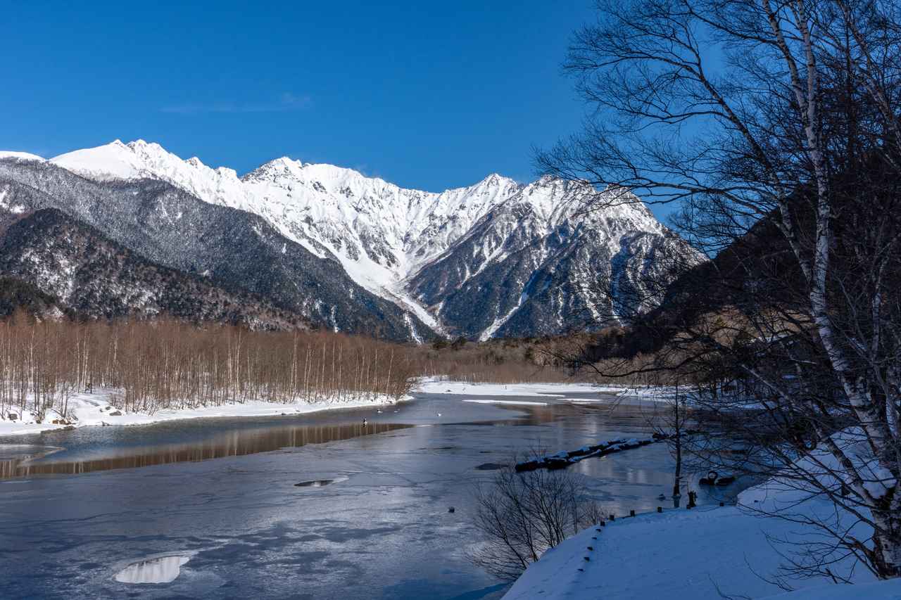 画像: 釜トンネルを抜けると北アルプスの山々を眺めながらスノーシューで大正池周や田代池周辺まで歩きます！ 冬季閉鎖期間中だから楽しめる幻想的な上高地の特別感をお楽しみください。
