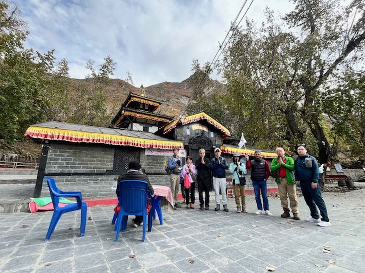 画像: 標高約3,800mのヒマラヤ山中に佇む、神聖な寺院・ムクティナート寺院の前で撮影