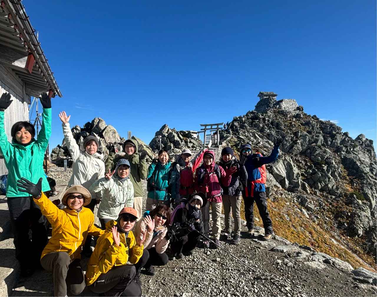 画像: 雄山山頂でバンザーイ！＼(^o^)／
