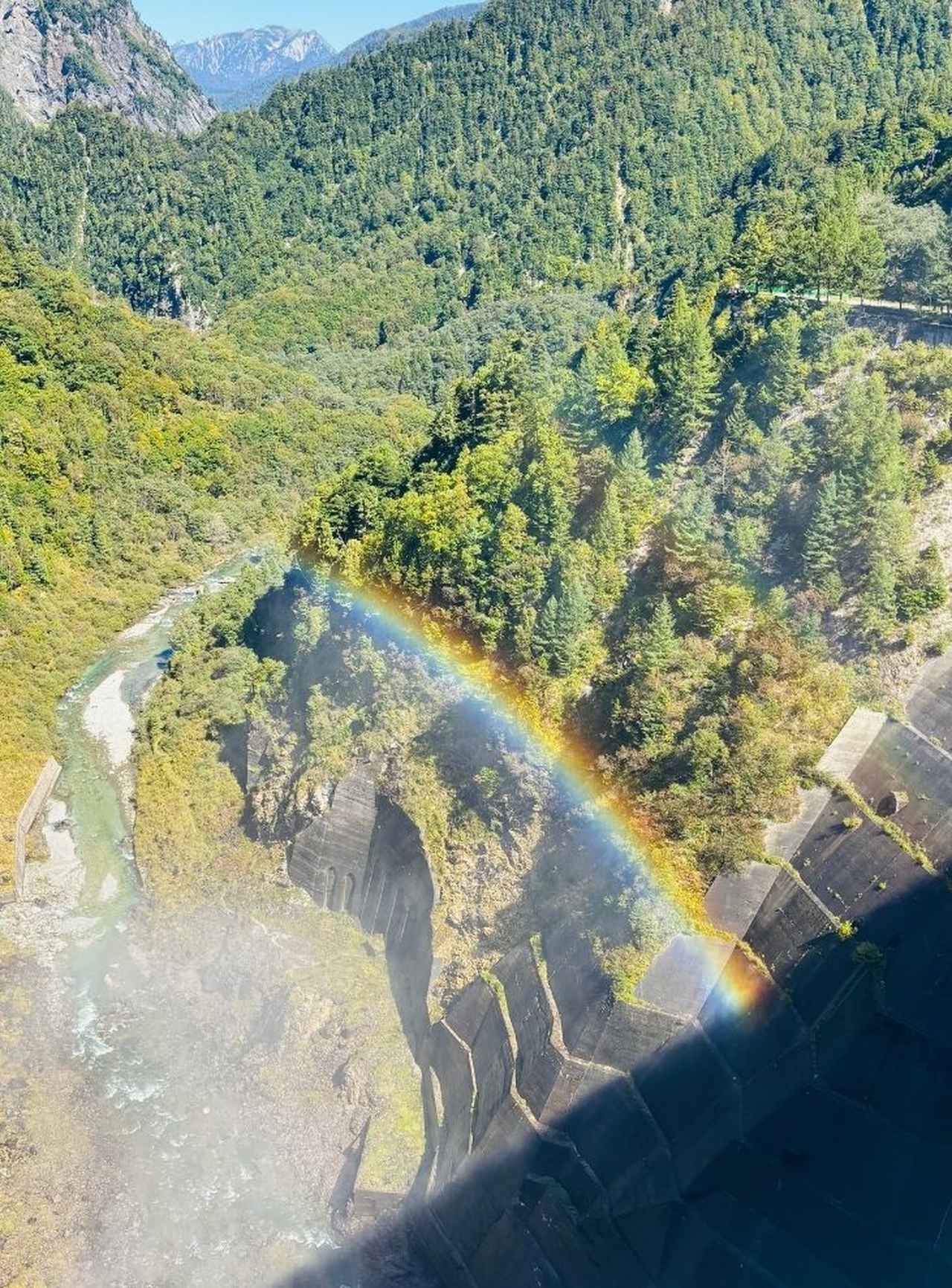 画像: 黒部ダムにかかる虹