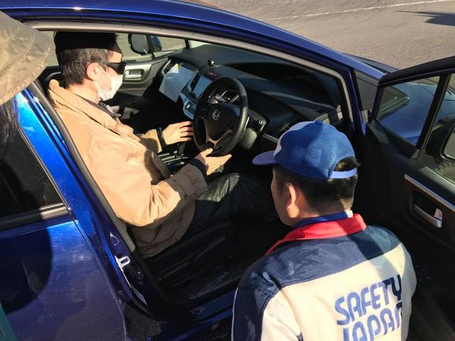 画像: (写真)座席に座ったら、まずは運転装置確認!