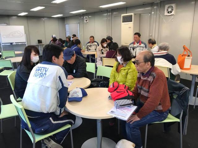 画像: (写真)自動車運転後は、インストラクターと運転操作振り返り(反省会?)を行います!