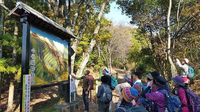 画像: 地図と道標を照らしあるくところを確認