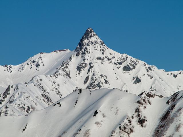 画像: 4月の槍ヶ岳です。この時期は雪山登山となります
