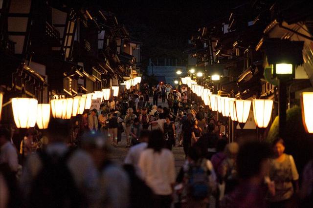 画像: 昔ながらの町家や土蔵が並ぶ越中八尾の街並みもみどころのひとつです。