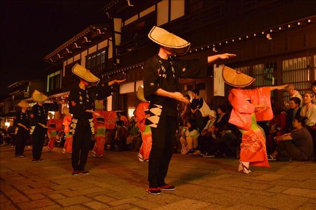 画像: 現在の「おわら」踊りには、「豊年踊り」(旧踊り)、「男踊り」、「女踊り」(四季の踊り)と3通りの踊りがあります。