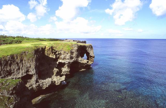 画像: ダイナミックな景観と透明度の高い海が見られる沖縄本島屈指の景勝地・万座毛(まんざもう)