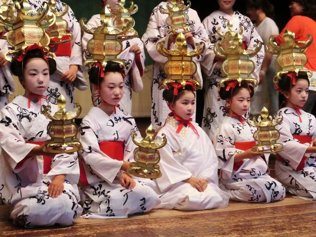 画像: 芝居小屋「八千代座」で「花わらべ」公演を鑑賞