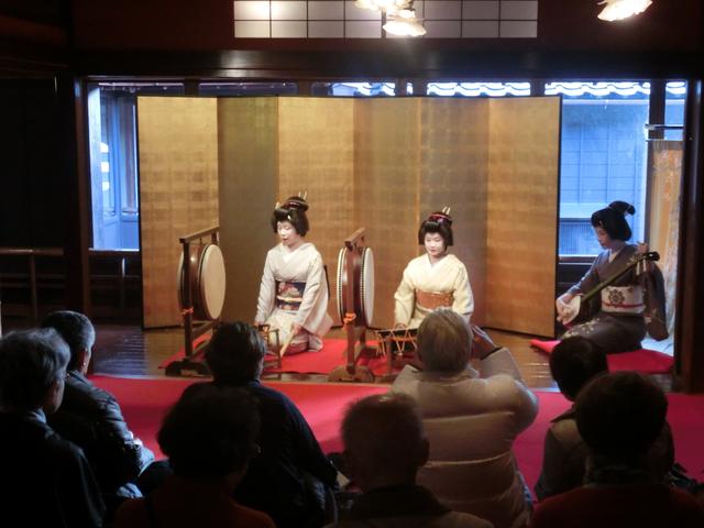 画像: 芸妓さんの舞やお太鼓など、クラブツーリズム貸切でのお座敷体験イベントの様子