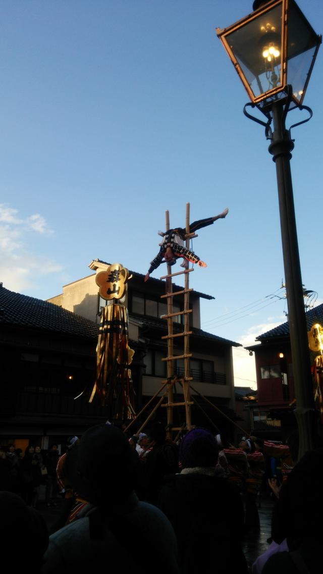 画像: 石川伝統芸能「加賀鳶」を披露(ひがし茶屋街メインストリートのひろみにて)