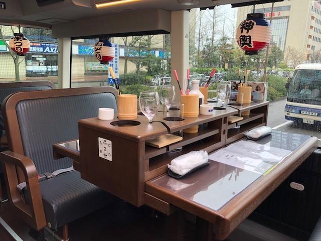 画像: レストランバス車内の様子。飲み物のグラスなどが倒れないように工夫されています