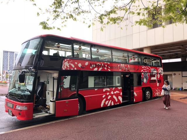 画像: 大きな窓、オープンルーフ、赤い車体が特徴の「レストランバス」