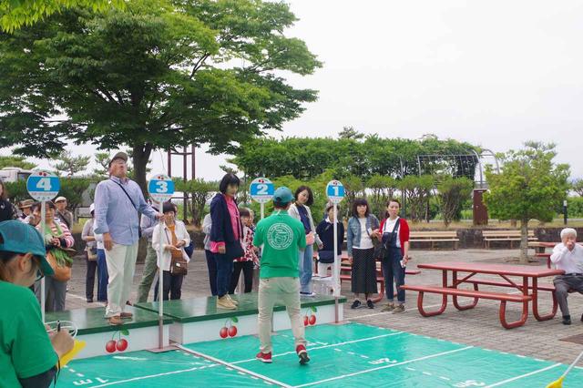 画像: 種飛ばし体験が初めての方も、童心に帰って楽しんでいます。