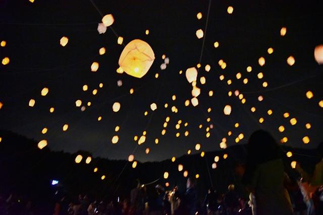 画像: 打ち上げの後は、環境保護のためLEDランタンを回収して終了しました。
