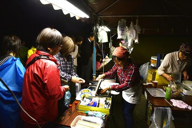 画像: 地元のお土産や食を楽しめるマルシェでお買い物(復原町並みにて)