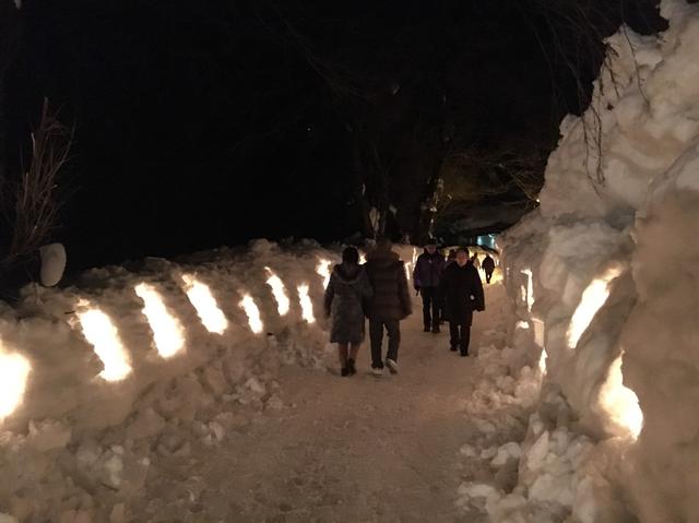 画像: 菅沼集落に向かう途中の雪道。(両サイドにロウソクの火を灯し幻想的な雰囲気を楽しめます)