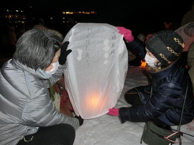 画像: 2018年3月にご参加のお客様(ランタンに願い事を記入しました)