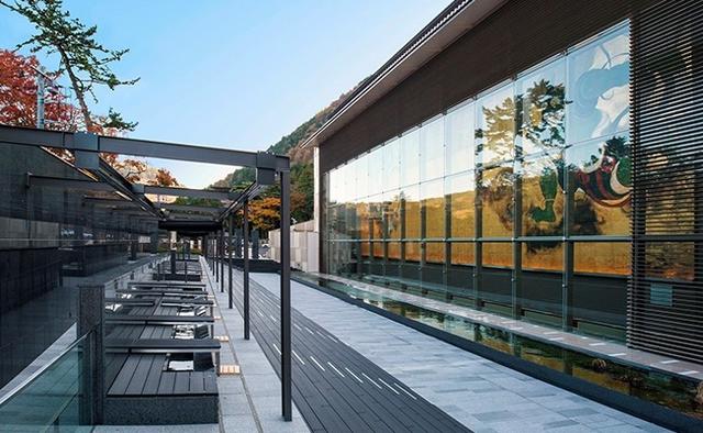 画像: 100%源泉かけ流しの足湯:アルカリ性の泉質は、美術館鑑賞後の疲労回復にぴったりです