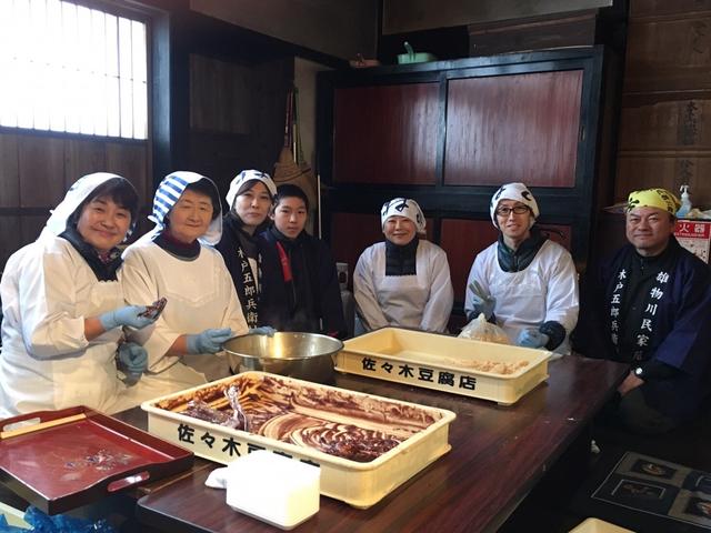 画像: 美味しい地元のお餅を作ってくれた地元の方々