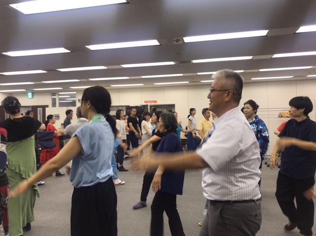 画像: 皆様、輪になって踊ります