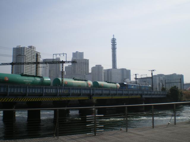 画像: 高島貨物線を走行します。