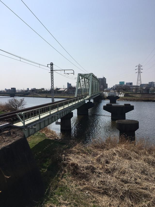 画像: 新金貨物線にて中川放水路を渡ります。