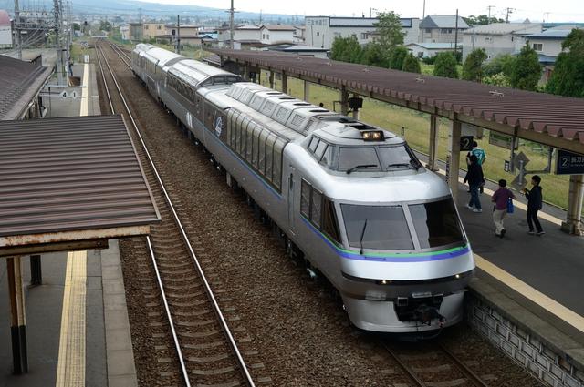画像: 伊達紋別駅に停車するクリスタルエクスプレス