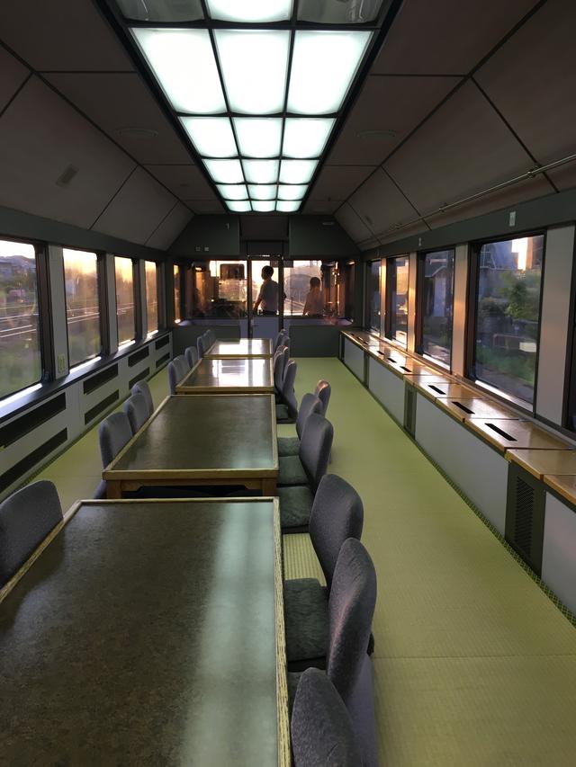 画像: 大垣駅到着後の車内の様子です。朝焼けがとても綺麗で、車内放送担当の二人を眩しく照らしていました。