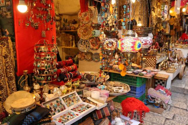 画像: エルサレム旧市街で売られている色とりどりの雑貨やお土産(イメージ)