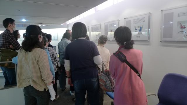 画像: 「いすの歴史」の説明を聞く皆さん
