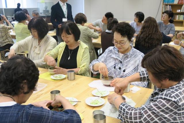画像: 皆さん、抹茶をたてるのに真剣です。ご自身でたてた抹茶は特別な味ですね。