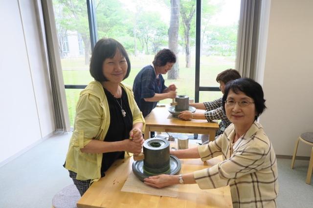 画像: 石臼体験は、皆さん初めての体験でドキドキワクワク。お茶を挽くと美しい緑色の抹茶が現れて歓声が上がっていました。