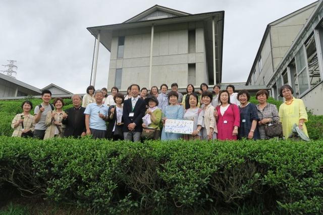 画像: 福寿園CHA遊学パーク内の茶園を見学しました。雨上がりで緑の葉がとてもきれいでした。