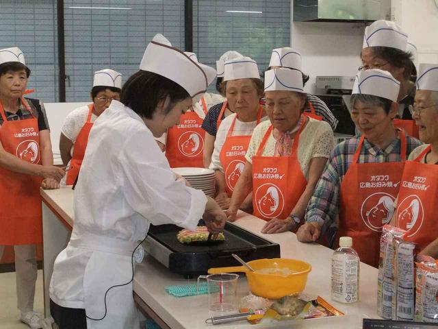 画像: 皆さんひっくり返し方を真剣に聞いています