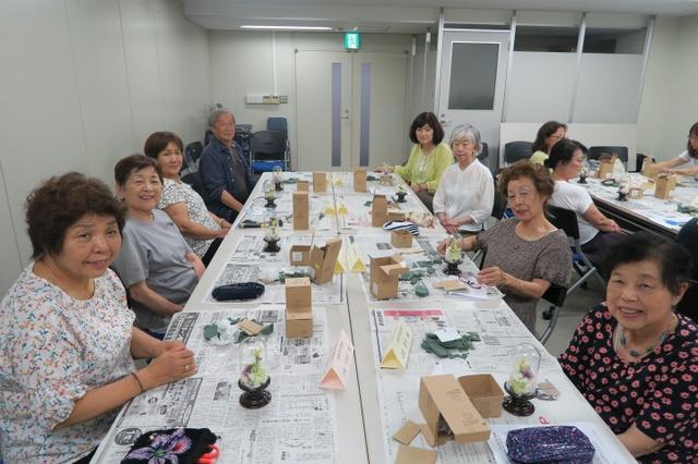 画像: 仏花の器にきれいに納まりましたね。