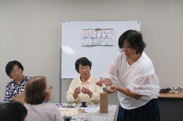 画像: 平田先生に教えてもらいながら、プリザーブドフラワーを丁寧にワイヤーで巻きつけていきます。