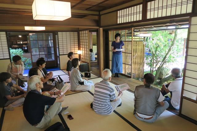 画像: 無鄰菴の母屋で、お庭についてお話を聞くエコーさん