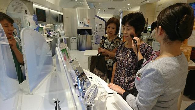 画像: 肌年齢をチェック中