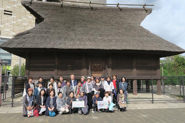 画像: 現存されている高床式倉庫の前で団体写真を撮影しました