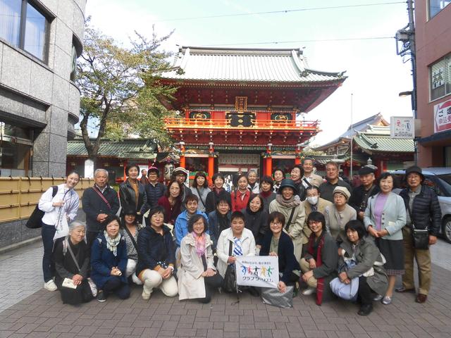 画像: 神田明神前にて随神門をバックに記念写真(10月31日)