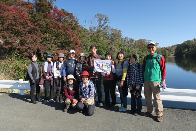 画像: 室池の前で。気持ちの良い天気になりました♪