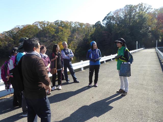 画像: 大東市観光ボランティアガイドさんのお話を熱心に聞くエコーさん