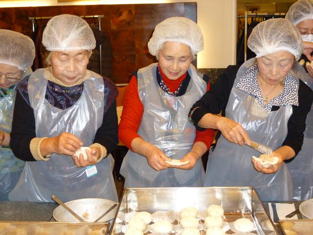 画像: 黙々と丁寧に包んでいきます