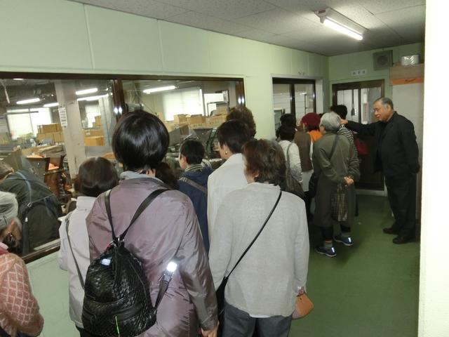 画像: 説明を聞きながら工場を見学